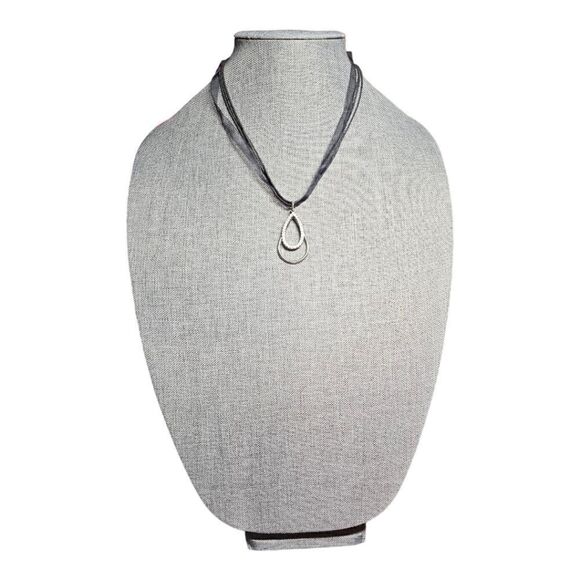 Elegant Noir Teardrop Pendant Necklace (NWOT) - Picture 4 of 11